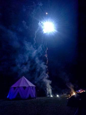 Bambuszelte - Oktav - nachts mit Feuerwerk
